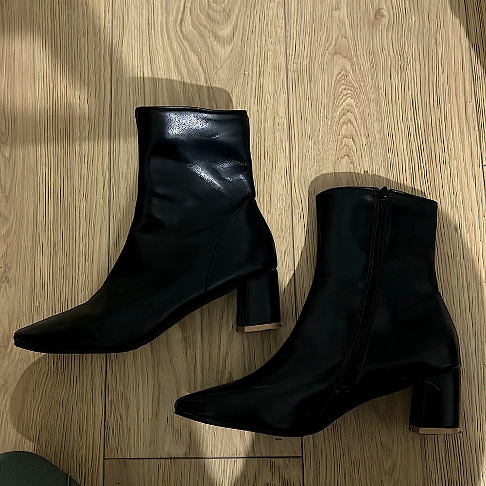 Black bootie heels / booties